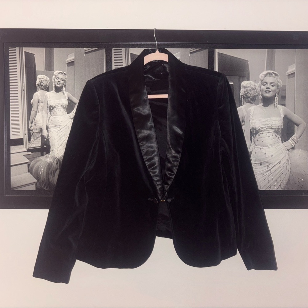 Sophisticated Black Velvet Blazer with Notched Lapels
